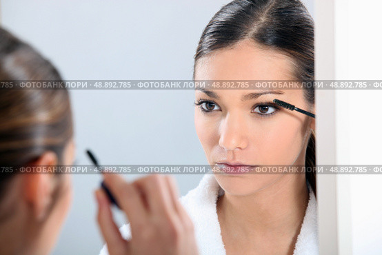 Brunette applying eye make-up. Стоковое фото, агентство Ingram Publishing / Фотобанк Лори