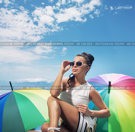 Brunette lady taking the sunbath. Стоковое фото, агентство Ingram Publishing / Фотобанк Лори