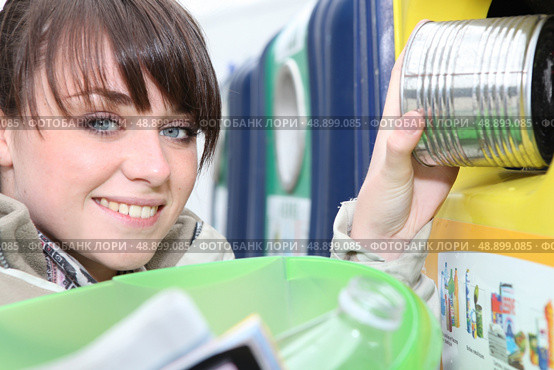 Brunette recycling. Стоковое фото, агентство Ingram Publishing / Фотобанк Лори