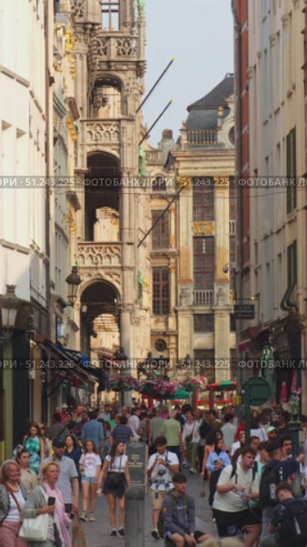 BRUSSELS, BELGIUM - JUNE 14, 2025: Tourists on Central Streets of City. Brussels, Belgium. Vertical Video. Редакционное видео, видеограф Максим Забаровский / Фотобанк Лори