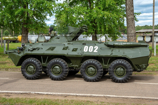 БТР-80 на эродроме Мигалово. Праздничные мероприятия, приуроченные к 75-летию со дня формирования 12-й гвардейской военно-транспортной авиационной Мгинской дивизии 196-го ВТАП (2018 год). Редакционное фото, фотограф Alexei Tavix / Фотобанк Лори