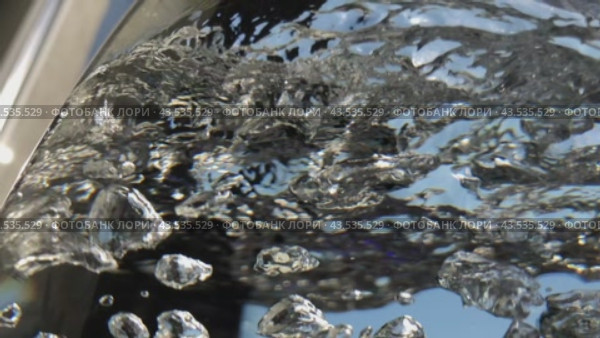 Bubbles rise up when water boils in a transparent vessel. Стоковое видео, видеограф Ярославский Максим / Фотобанк Лори