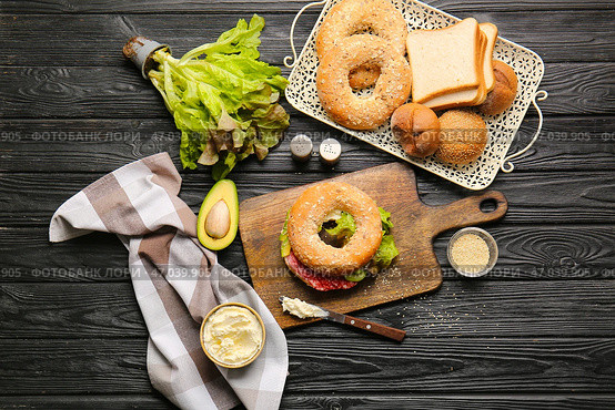Бублик с вкусным сливочным сыром на деревянном фоне. Стоковое фото, фотограф Pixel_shot / Фотобанк Лори