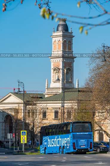 Budapest, Hungary - April 4, 2025: Bright blue Bus dich weg coach parked near the historic tower of the Buda Castle District. Редакционное фото, фотограф Софья Соломонова / Фотобанк Лори