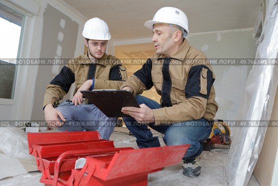 buiders using a toolbox at a site. Стоковое фото, агентство Ingram Publishing / Фотобанк Лори