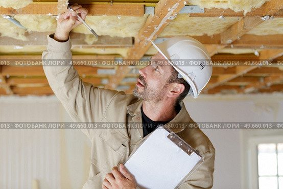 builder is checking the quality of the work done. Стоковое фото, агентство Ingram Publishing / Фотобанк Лори