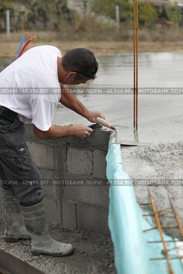 Builder laying foundations. Стоковое фото, агентство Ingram Publishing / Фотобанк Лори