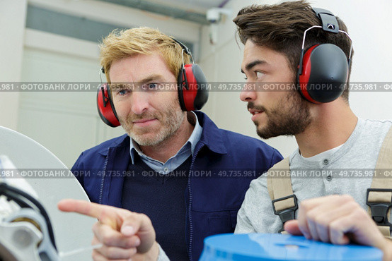 builder on building or construction site wearing. Стоковое фото, агентство Ingram Publishing / Фотобанк Лори
