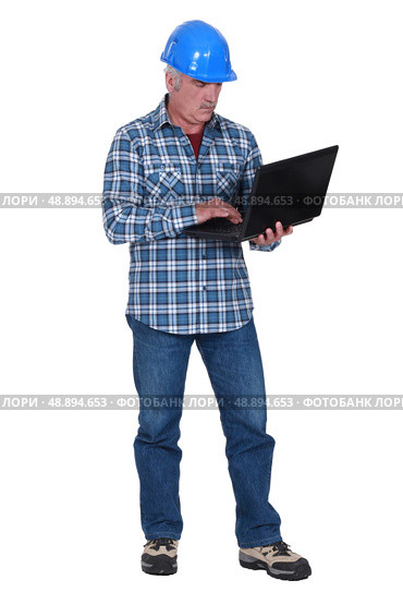 Builder with a laptop. Стоковое фото, агентство Ingram Publishing / Фотобанк Лори