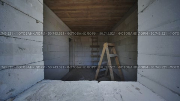 Building a slavic village house using aerated concrete blocks. Стоковое видео, видеограф Mikhail Davidovich / Фотобанк Лори