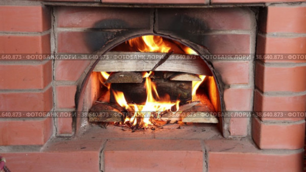 Building fire in wood burning stove, villager burns firewood in firebox. Стоковое видео, видеограф Владимир Григорьев / Фотобанк Лори