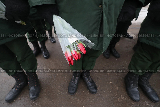 Букет тюльпанов в руках военнослужащего. Стоковое фото, фотограф Егор Алеев / ТАСС / Фотобанк Лори