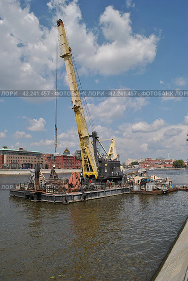 Буксир-толкач БТМ-530 с краном Т-51. Москва-река. Город Москва (2014 год). Редакционное фото, фотограф lana1501 / Фотобанк Лори
