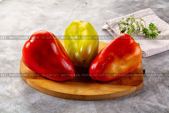 Bulgarian bell pepper over board. Стоковое фото, фотограф Андрей Старостин / Фотобанк Лори