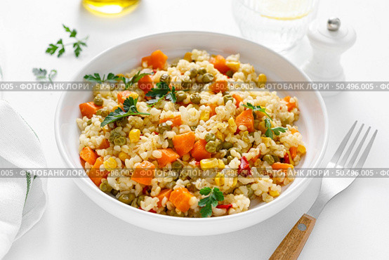 Bulgur with vegetables and fresh parsley. Стоковое фото, агентство Ingram Publishing / Фотобанк Лори