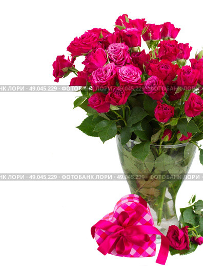 bunch  of fresh mauve roses in glass vase  with heart gift box isolated on white background. Стоковое фото, агентство Ingram Publishing / Фотобанк Лори
