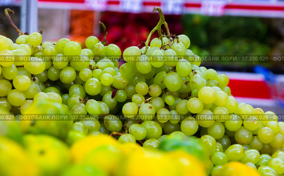 Bunches of kish-mish grapes in the store. Стоковое фото, фотограф Яков Филимонов / Фотобанк Лори