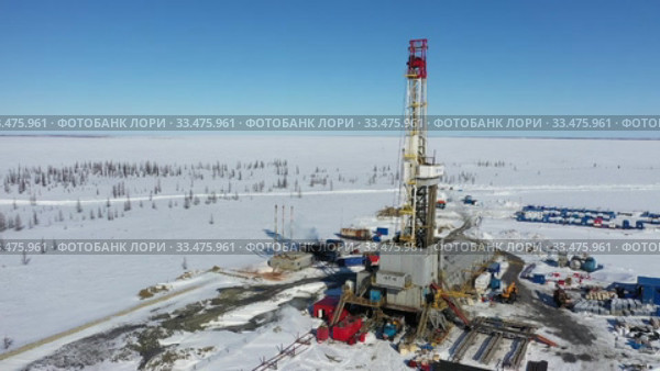 Бурение газовой скважины среди тундры в Ямало-Ненецком округе (2020 год). Редакционное видео, видеограф Григорий Писоцкий / Фотобанк Лори