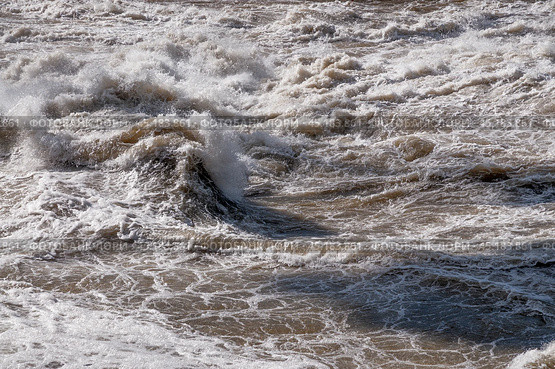 Бурлящая вода, прошедшая сквозь плотину гидроэлектростанции ( сквозь водоводы ) Стоковое фото, фотограф Павел Просянов / Фотобанк Лори