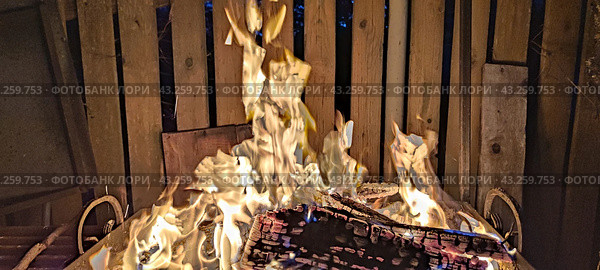 Burning bonfire in the dark. Стоковое фото, фотограф Andrew_Swarga / Фотобанк Лори