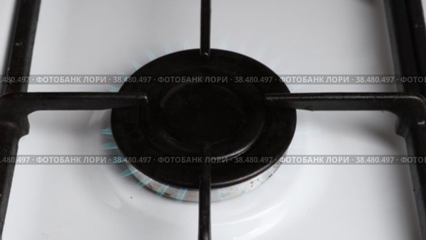 Burning gas burner goes out slowly after switching off. Стоковое видео, видеограф Владимир Григорьев / Фотобанк Лори