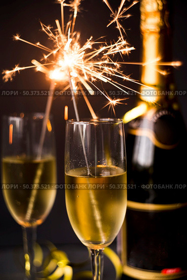 burning sparkler champagne glass dark background. Стоковое фото, агентство Ingram Publishing / Фотобанк Лори