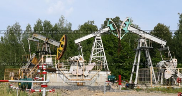 Буровая вышка по добыванию природного газа в Самарской области. Стоковое видео, видеограф Андрей Аркуша / Фотобанк Лори