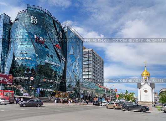 Business center Bud and Chapel of St. Nicholas in Novosibirsk, Siberia. Russia (2017 год). Редакционное фото, фотограф Elena Odareeva / Фотобанк Лори