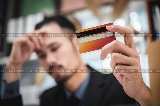 Business people are disappointed with the credit card limits Cannot be used. Стоковое фото, агентство Ingram Publishing / Фотобанк Лори