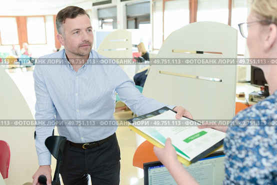 businessman at work wearing neck brace with crutches. Стоковое фото, агентство Ingram Publishing / Фотобанк Лори