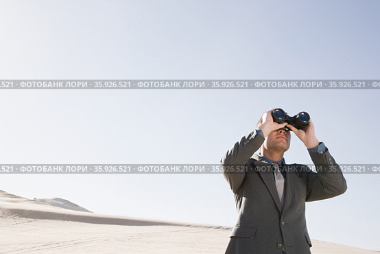 Businessman in desert with binoculars. Стоковое фото, фотограф Shannon Fagan / Ingram Publishing / Фотобанк Лори