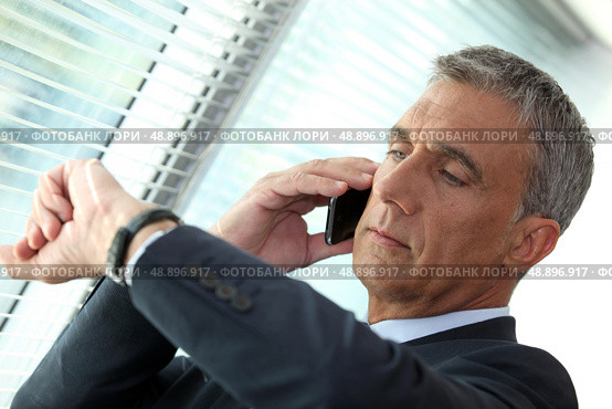 Businessman looking at his watch. Стоковое фото, агентство Ingram Publishing / Фотобанк Лори