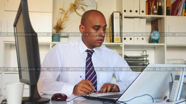 Businessman makes notes in the document at the office. Стоковое видео, видеограф Яков Филимонов / Фотобанк Лори