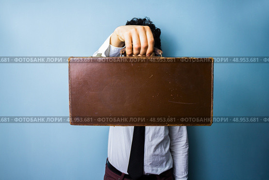 Businessman presenting a briefcase. Стоковое фото, агентство Ingram Publishing / Фотобанк Лори