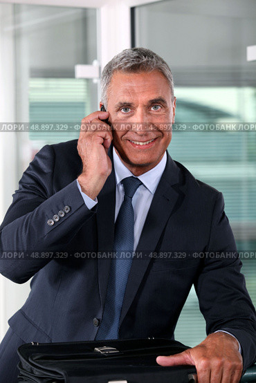 Businessman talking to his wife. Стоковое фото, агентство Ingram Publishing / Фотобанк Лори