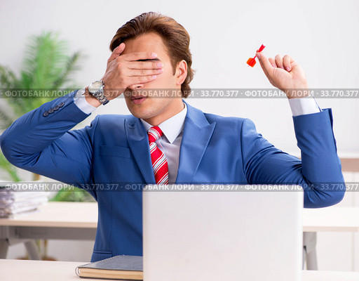 Businessman throwing dart in business concept. Стоковое фото, фотограф Elnur / Фотобанк Лори
