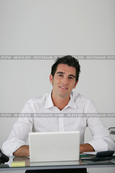 Businessman using a netbook. Стоковое фото, агентство Ingram Publishing / Фотобанк Лори