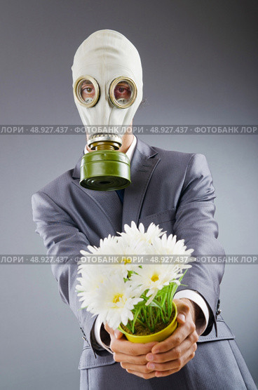 Businessman with gas mask and flowers. Стоковое фото, агентство Ingram Publishing / Фотобанк Лори