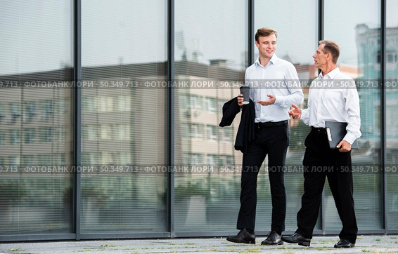 businessmen having conversation while walking. Стоковое фото, агентство Ingram Publishing / Фотобанк Лори