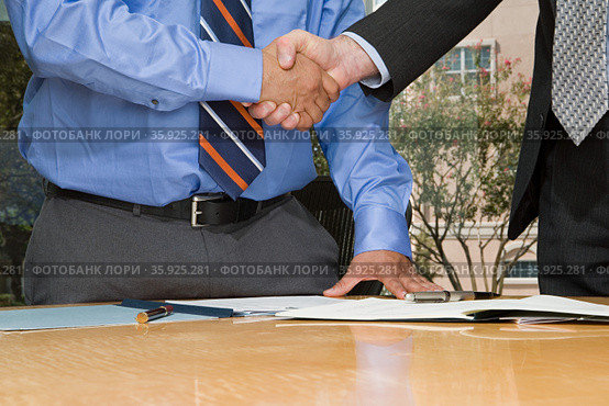 Businessmen shaking hands. Стоковое фото, фотограф Shannon Fagan / Ingram Publishing / Фотобанк Лори