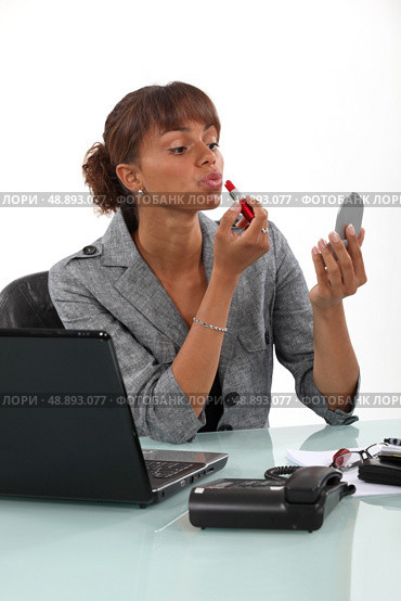 Businesswoman applying make-up. Стоковое фото, агентство Ingram Publishing / Фотобанк Лори