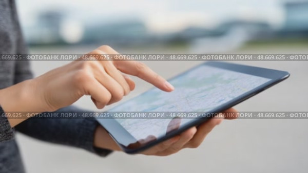 Businesswoman using digital tablet showing map navigation app. Стоковое AI-видео, аниматор Юрий Поздников / Фотобанк Лори