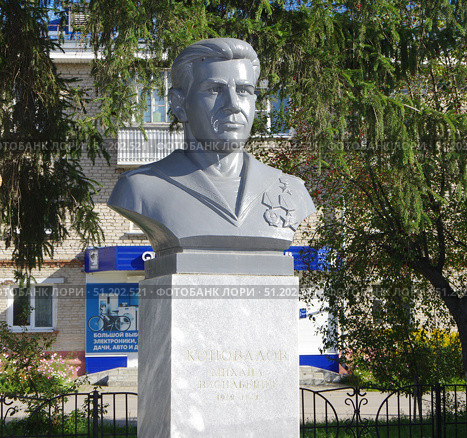 Бюст Героя Советского Союза М.В. Коновалова. Курганская область, город Катайск, Комсомольская улица. Редакционное фото, фотограф Алексей Иванов / Фотобанк Лори