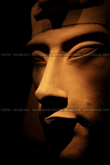 bust of pharaoh Echnaton (Akhenaten, aka Amenhotep IV) around black background . cloes up. Стоковое фото, агентство Ingram Publishing / Фотобанк Лори