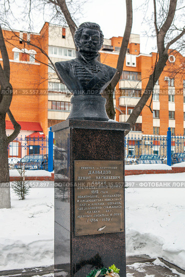 Бюст поэту и партизану войны 1812 года Д.В. Давыдову на храмовой территории. Собор Рождества Богородицы. Уфа. Республика Башкортостан (2021 год). Редакционное фото, фотограф Сергей Афанасьев / Фотобанк Лори