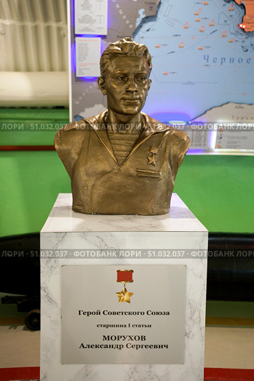 Бюст старшины Морухова А.С. Бюсты подводников - героев Советского Союза. Экспозиция «Бессмертный экипаж Победы». Балаклавский подземный музейный комплекс на бывшей подземной базе подводных лодок. Балаклава. Севастополь. Крым. Редакционное фото, фотограф Сергей Афанасьев / Фотобанк Лори