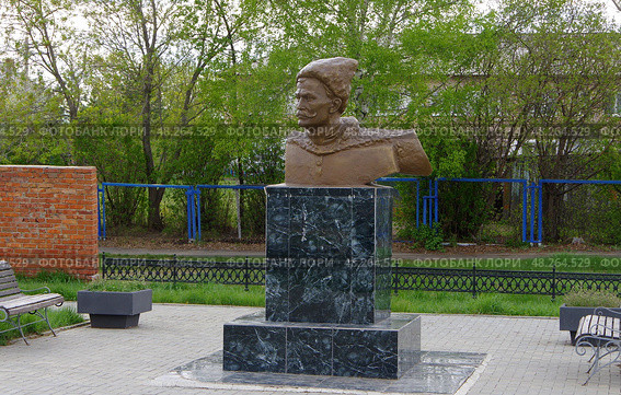 Бюст В.И. Чапаева в селе Чесма на улице Чапаева, Челябинская область. Редакционное фото, фотограф Алексей Иванов / Фотобанк Лори