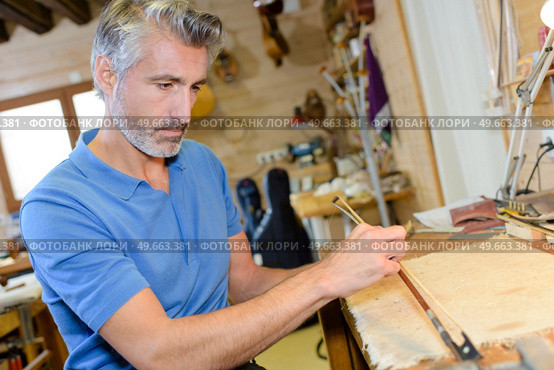 busy luthier in the workshop. Стоковое фото, агентство Ingram Publishing / Фотобанк Лори