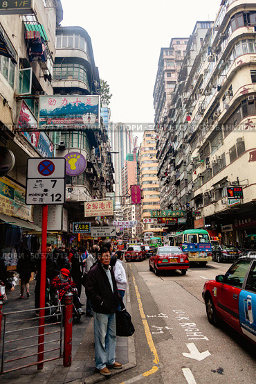 Busy Street Lined With Crowded Buildings in Hong Kong During the Daytime (2024 год). Редакционное фото, фотограф Aleksandr Golubev / Фотобанк Лори
