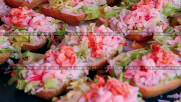 Бутерброды с морепродуктами крупным планом. Стоковое видео, видеограф Losevsky Pavel / Фотобанк Лори